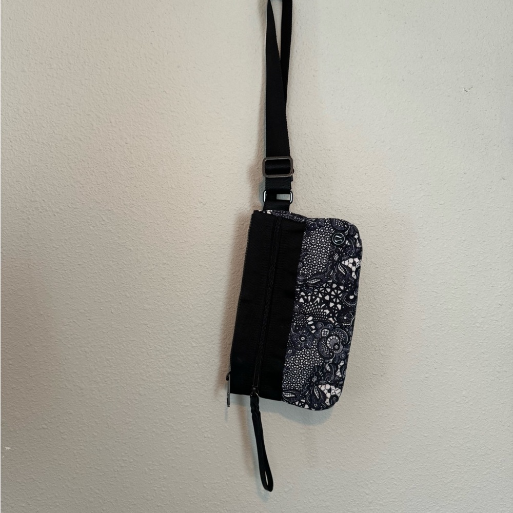 Lululemon fanny pack crossbody